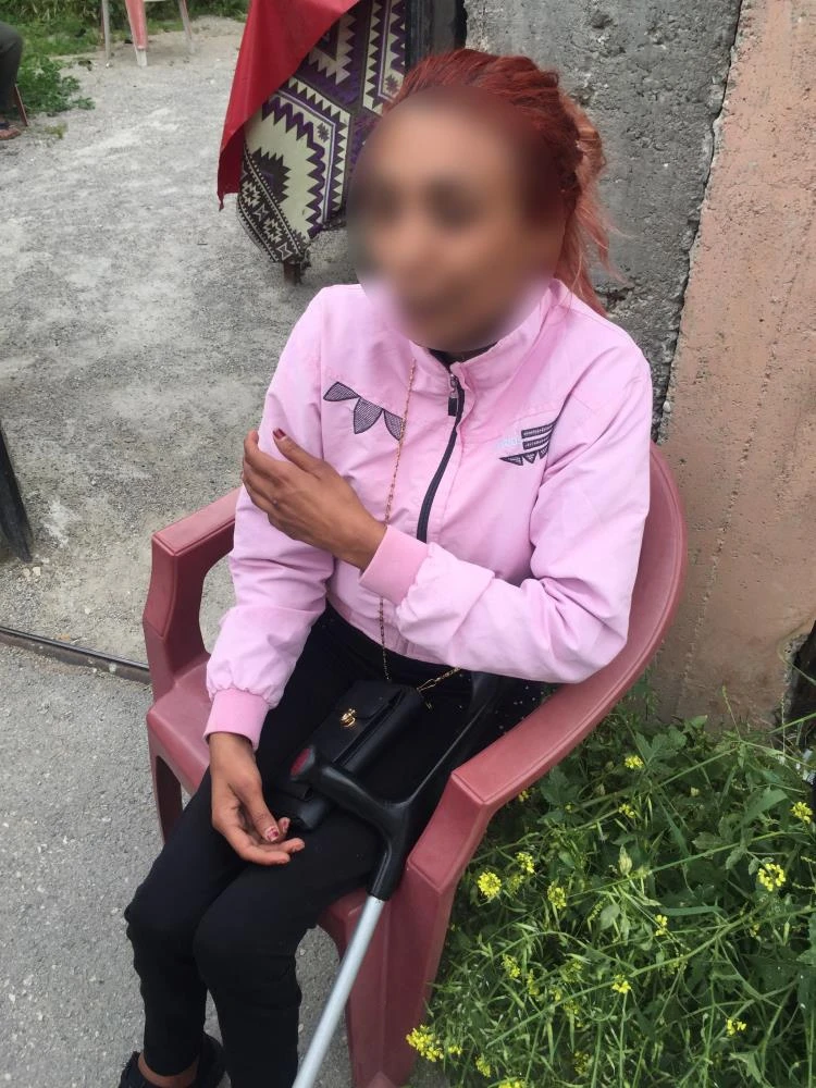 Engelli kardeşini uyuşturucu parası için dövdü